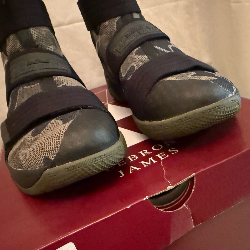 ⚡️LeBron Soldier 10 SFG - Size 10.5 - Picture 2 of 8